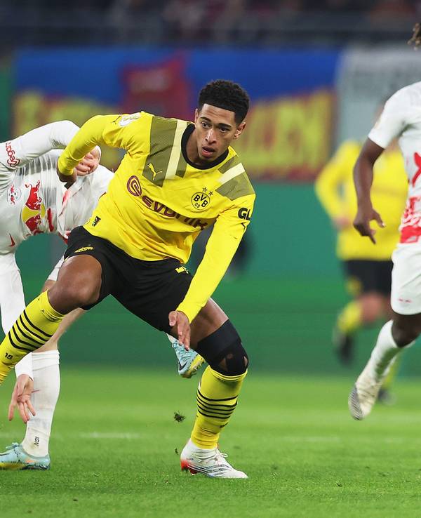 Dortmunds Jude Bellingham (2.v.r) und Leipzigs Konrad Laimer kämpfen um den Ball.