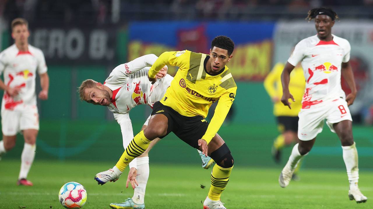 Dortmunds Jude Bellingham (2.v.r) und Leipzigs Konrad Laimer kämpfen um den Ball.