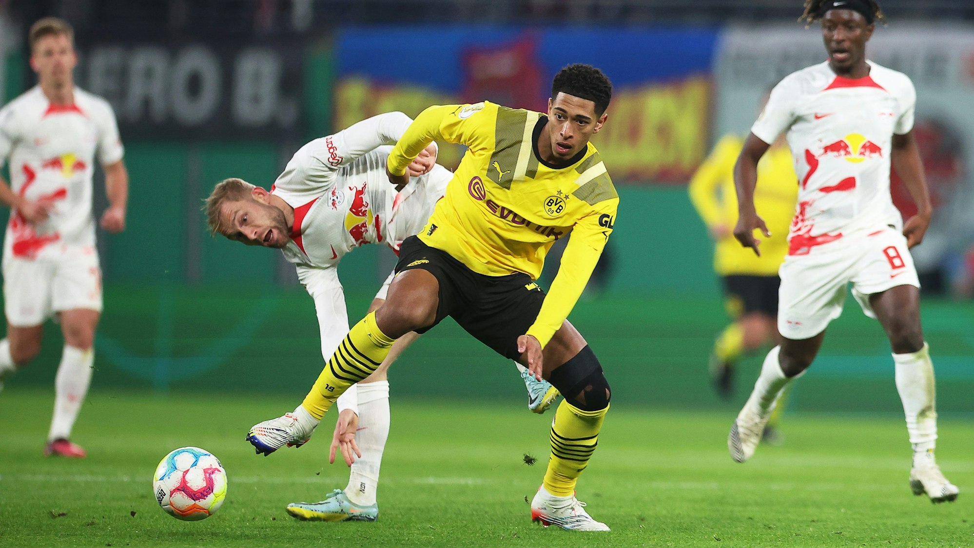 Dortmunds Jude Bellingham (2.v.r) und Leipzigs Konrad Laimer kämpfen um den Ball.