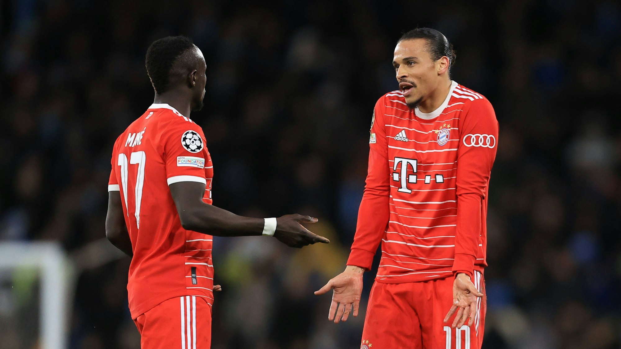 Leroy Sané (r) und Sadio Mané diskutieren während des Champions-League-Spiels in Manchester.