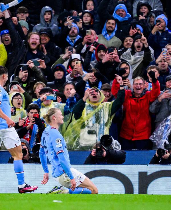 Erling Haaland (r) jubelt vor den Fans von Manchester City nach seinem Tor zum 3:0 gegen den FC Bayern München.