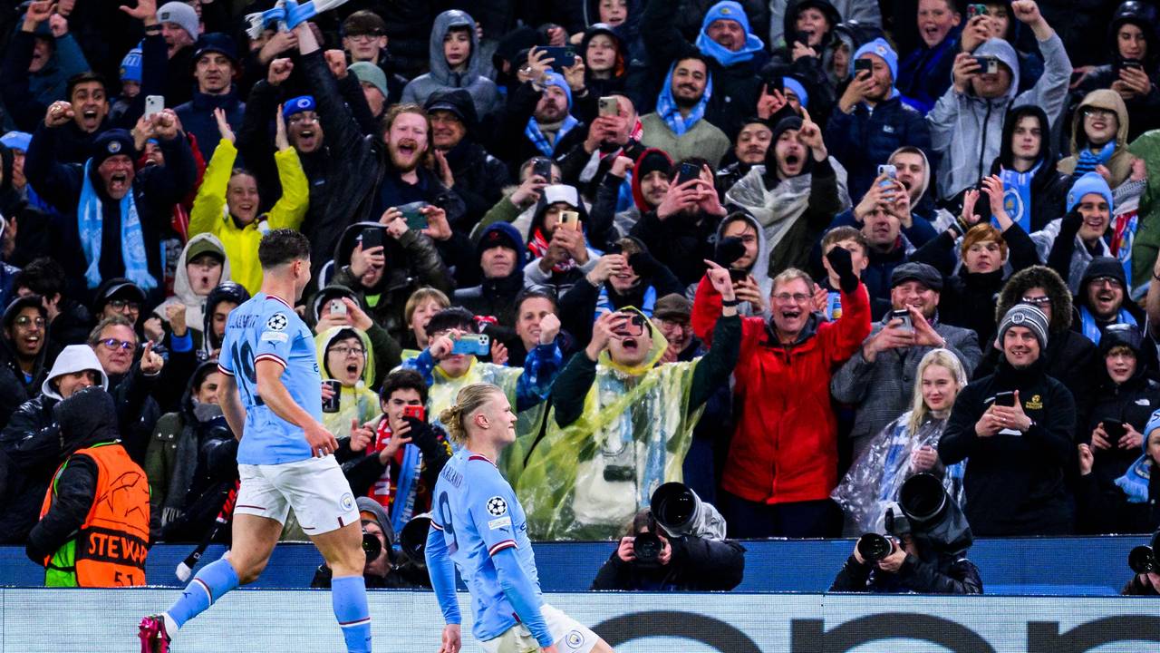 Erling Haaland (r) jubelt vor den Fans von Manchester City nach seinem Tor zum 3:0 gegen den FC Bayern München.