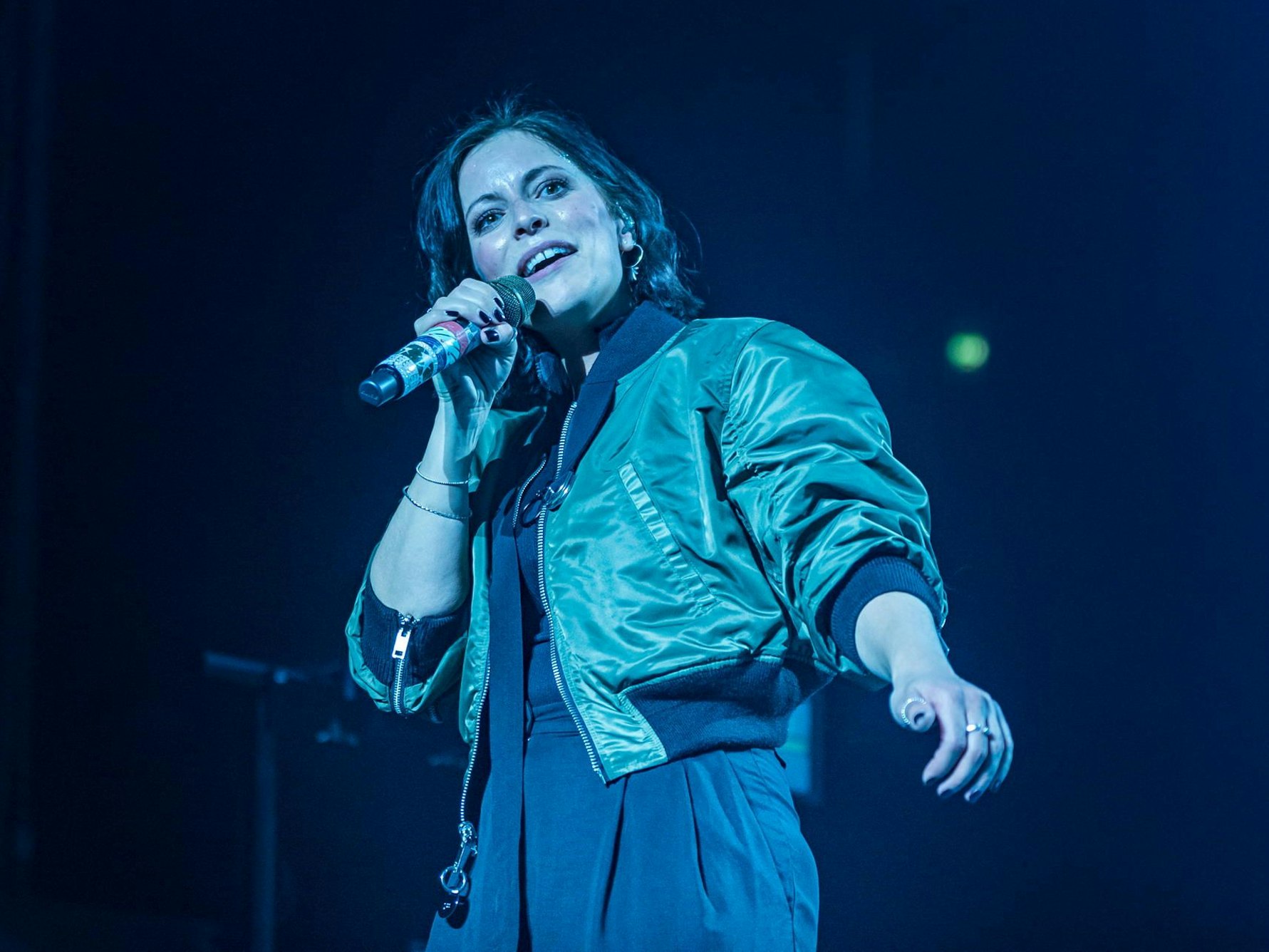 Silbermond-Frontfrau Stefanie Kloß singt bei einem Konzert am 30. Januar 202 ins Mikrofon.