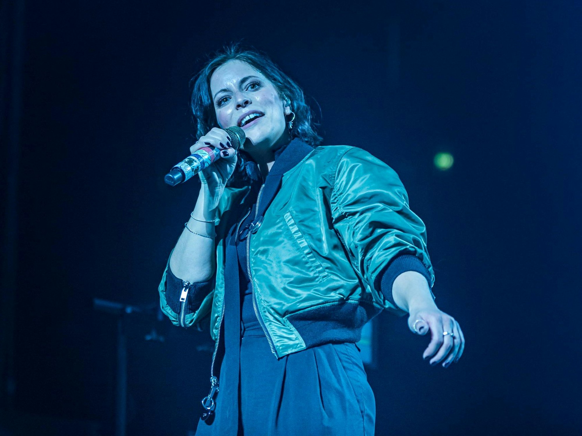 Silbermond-Frontfrau Stefanie Kloß singt bei einem Konzert am 30. Januar 202 ins Mikrofon.