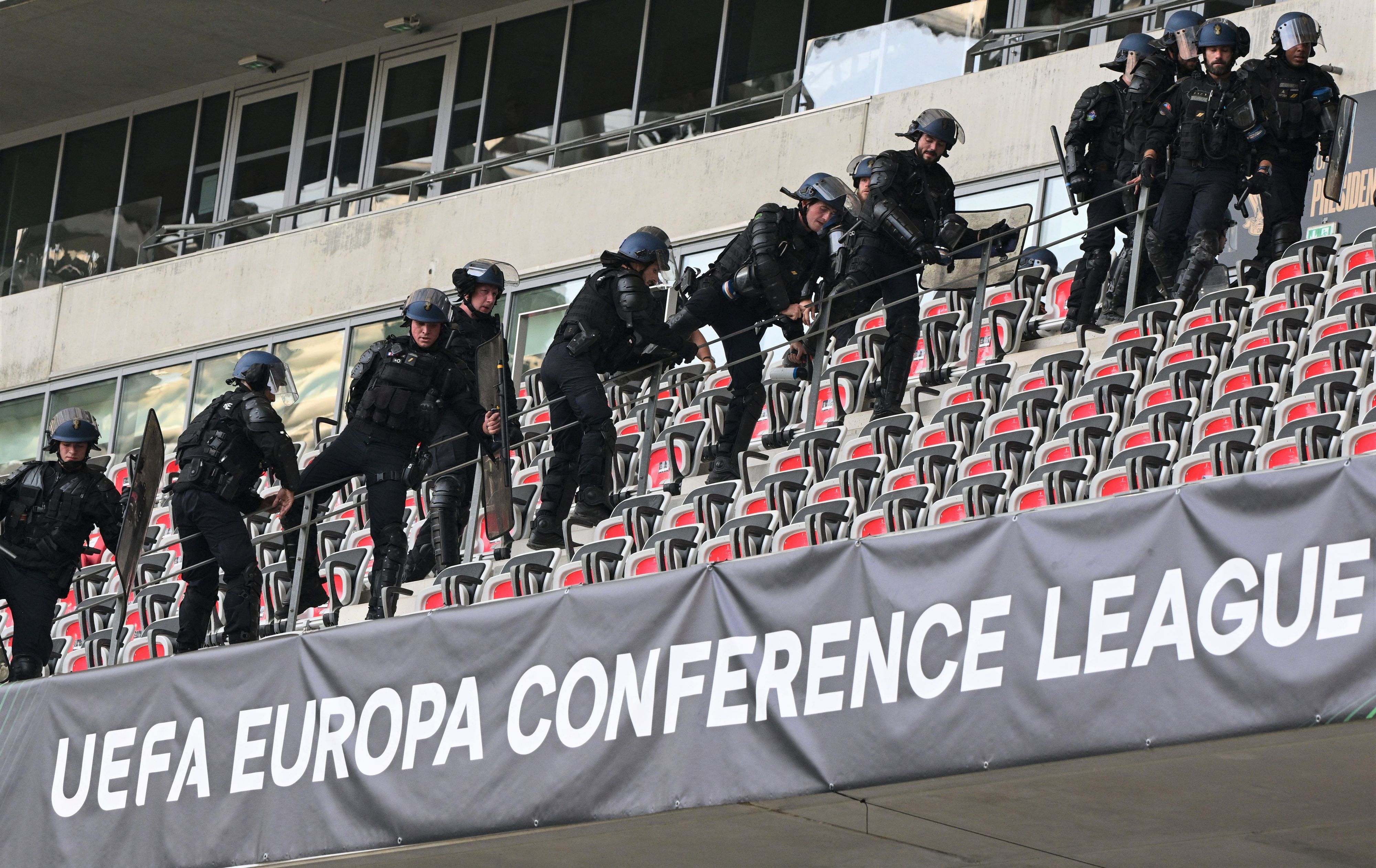 Polizeikräfte machen sich beim Spiel in der Conference League zwischen OGC Nizza und dem 1. FC Köln im Allianz-Riviera-Stadion für den Einsatz bereit.