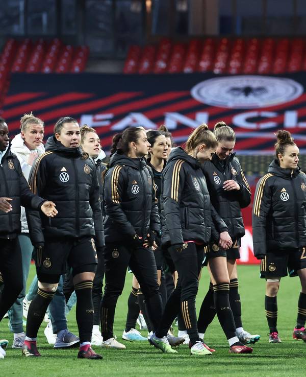 Die Spielerinnen aus Deutschland gehen nach dem Abpfiff über den Rasen.