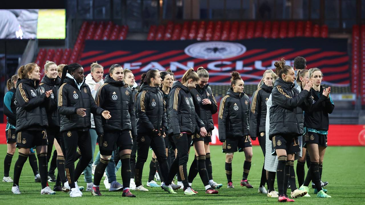 Die Spielerinnen aus Deutschland gehen nach dem Abpfiff über den Rasen.
