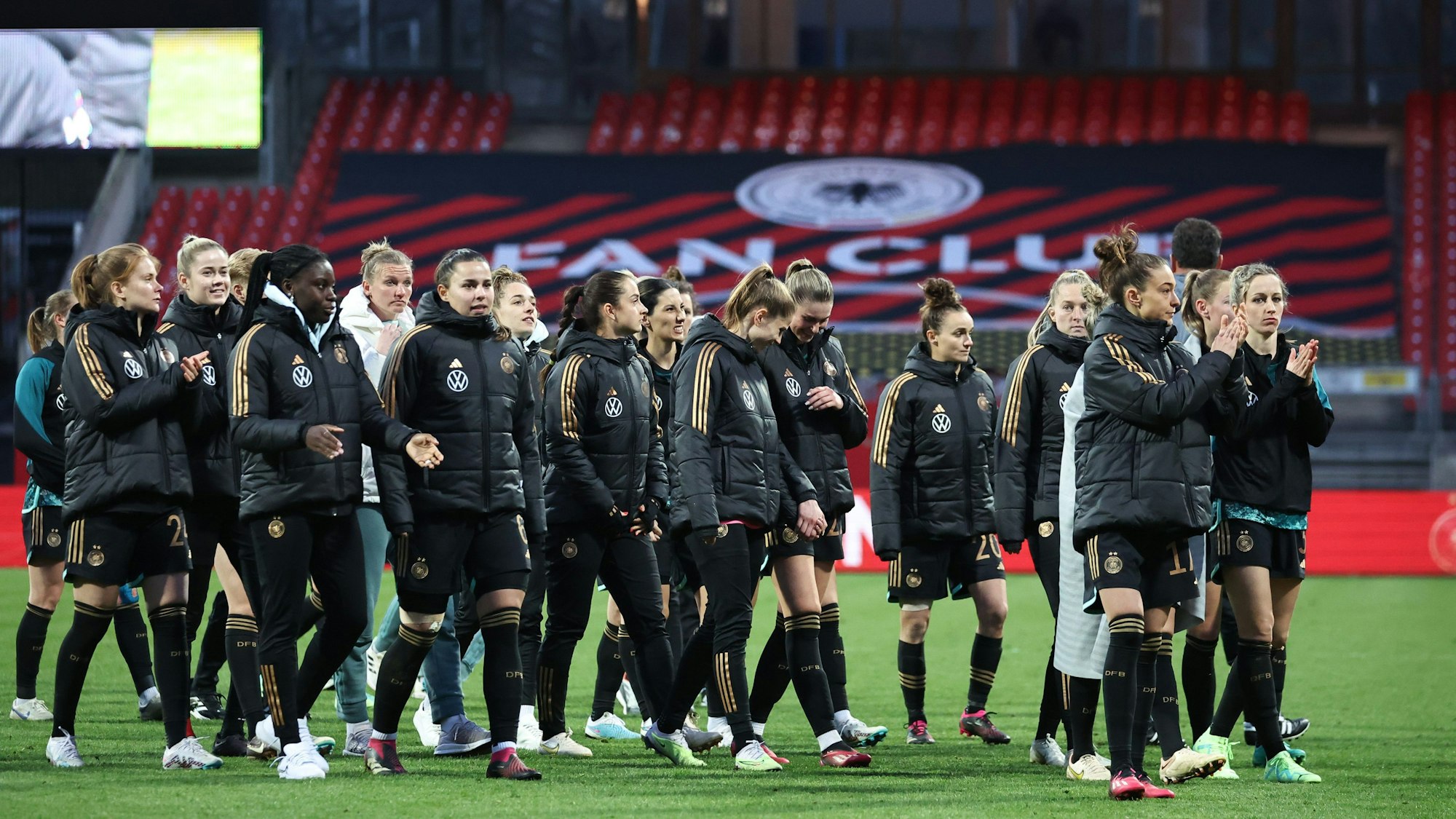 Die Spielerinnen aus Deutschland gehen nach dem Abpfiff über den Rasen.