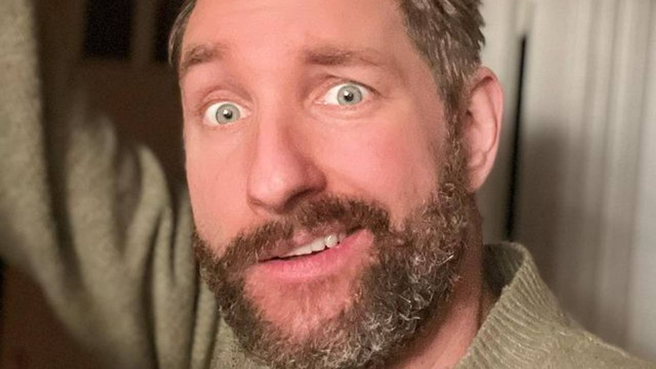 Daniel Boschmann schneidet eine Grimasse und schaut in die Kamera.