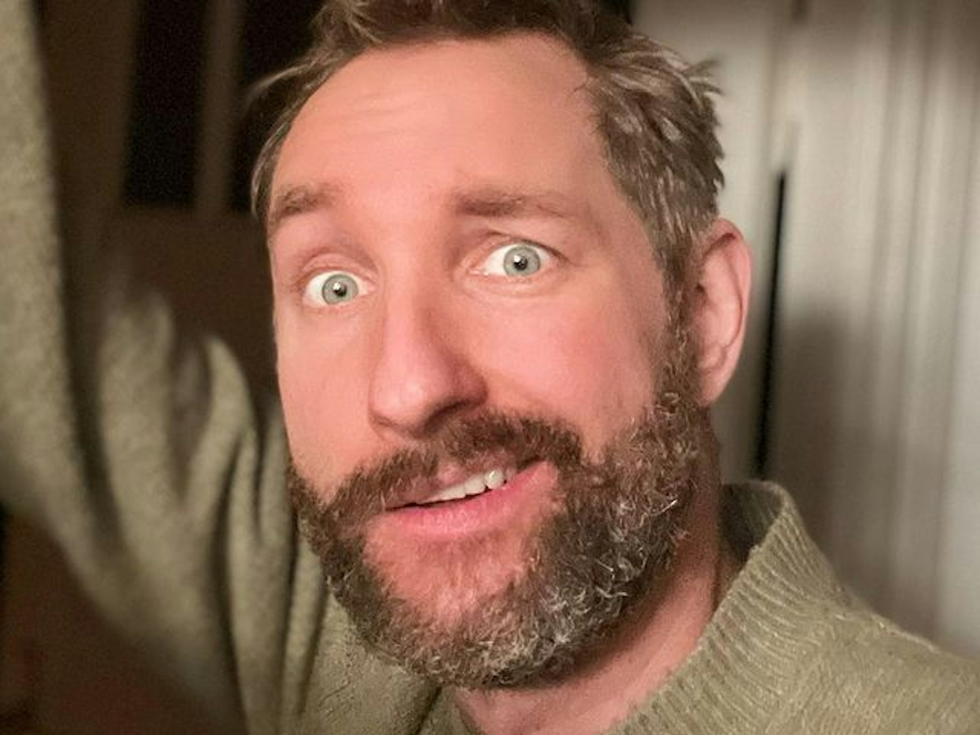 Daniel Boschmann schneidet eine Grimasse und schaut in die Kamera.