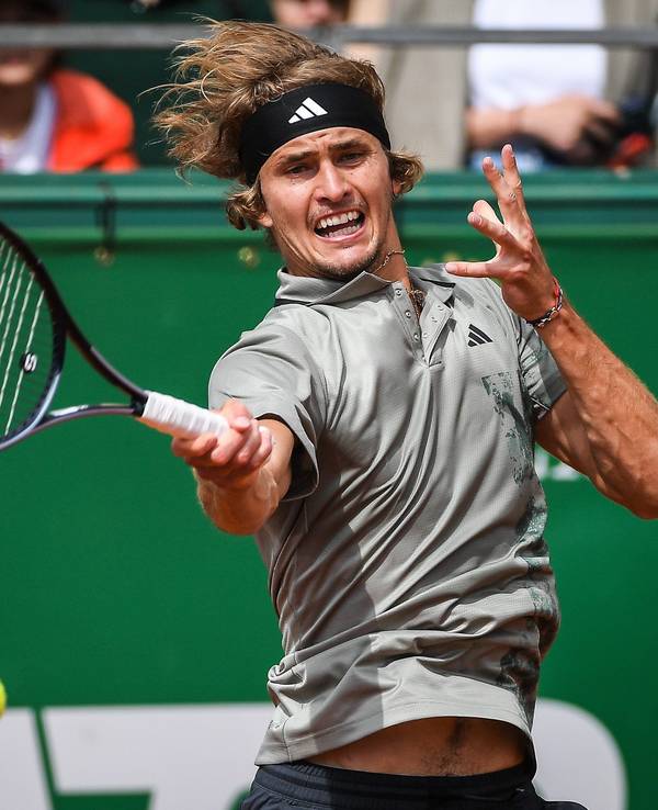 Alexander Zverev schlägt nach dem Ball.
