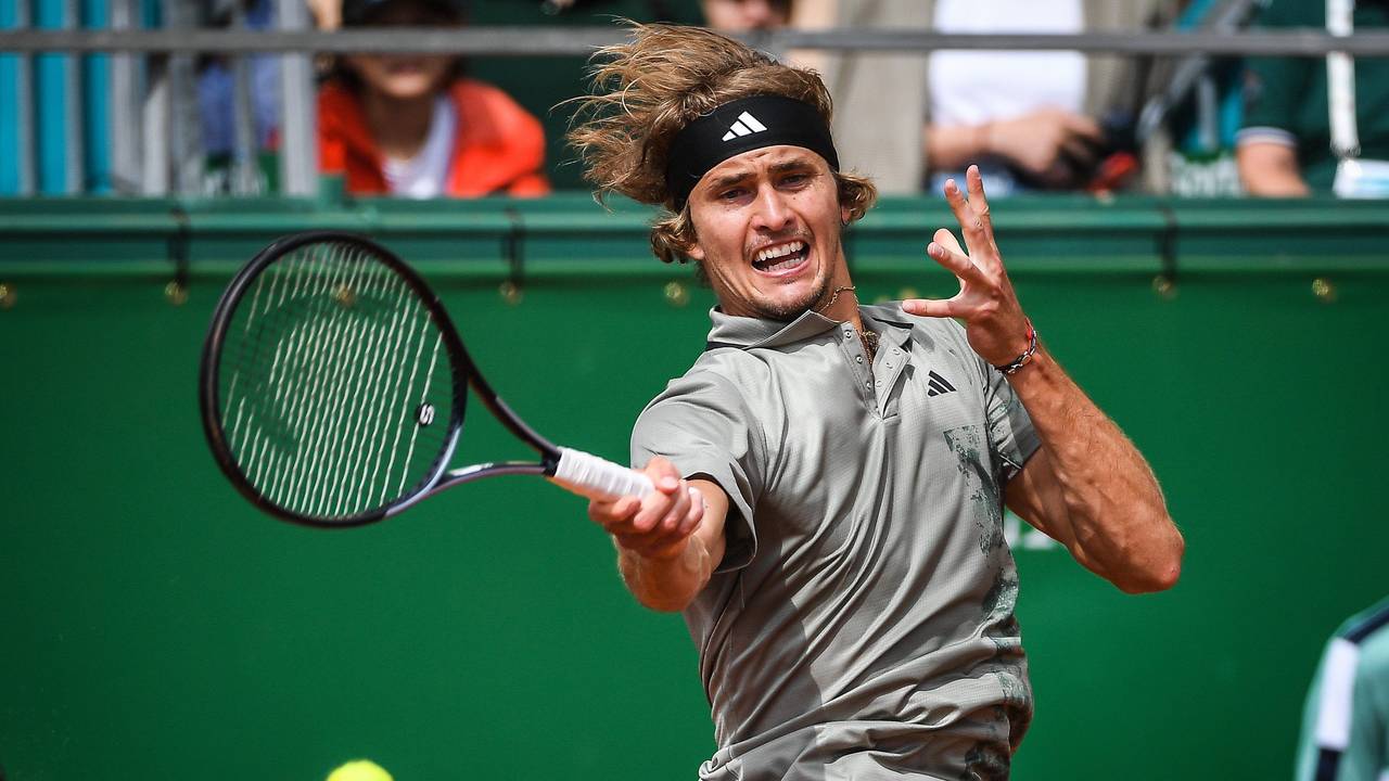 Alexander Zverev schlägt nach dem Ball.