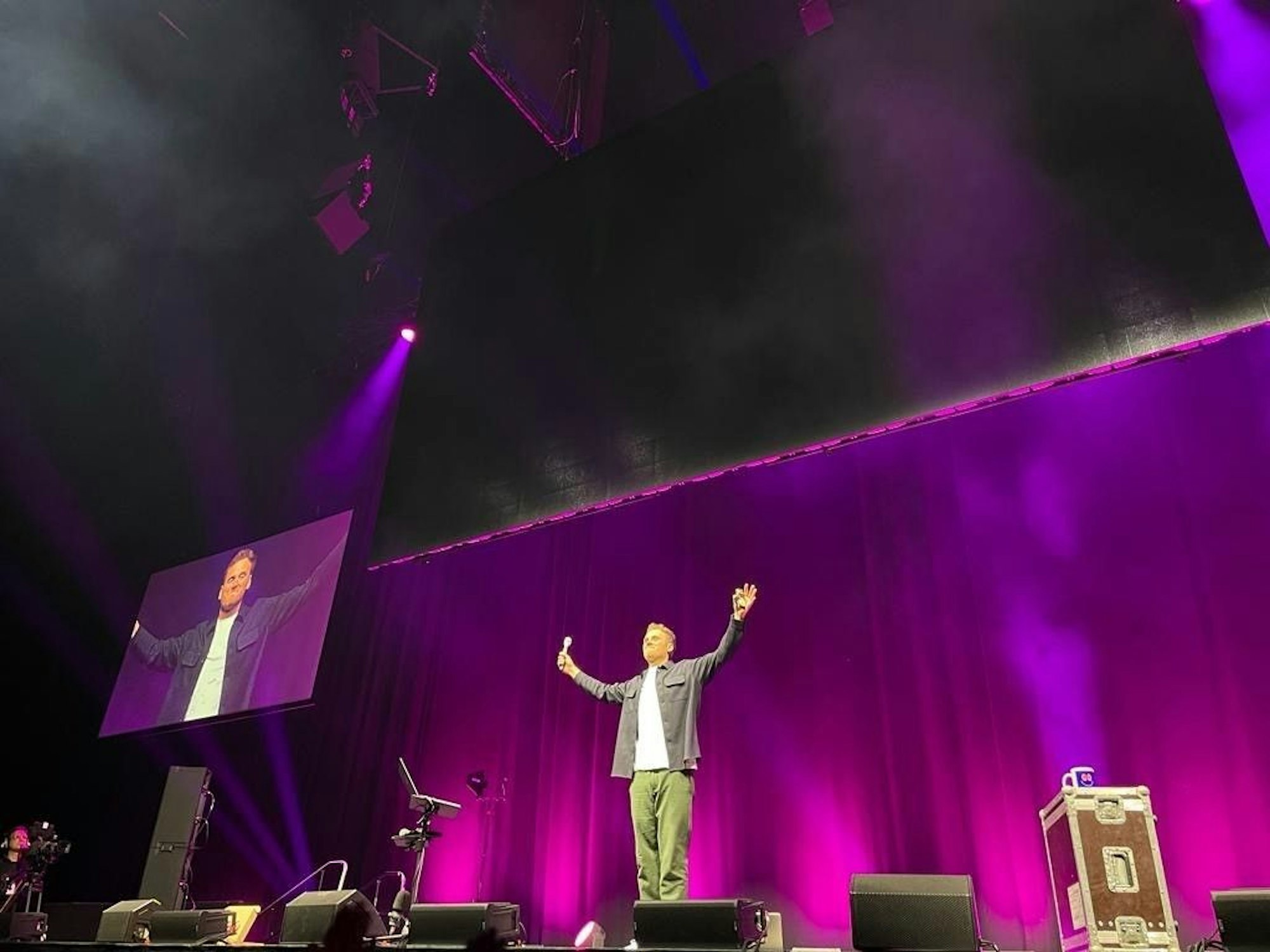 Dr. Leon Windscheid auf der Bühne der Lanxess-Arena in Köln.