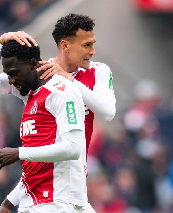 Davie Selke umarmt Kingsley Schindler beim Derby des 1. FC Köln gegen Borussia Mönchengladbach.
