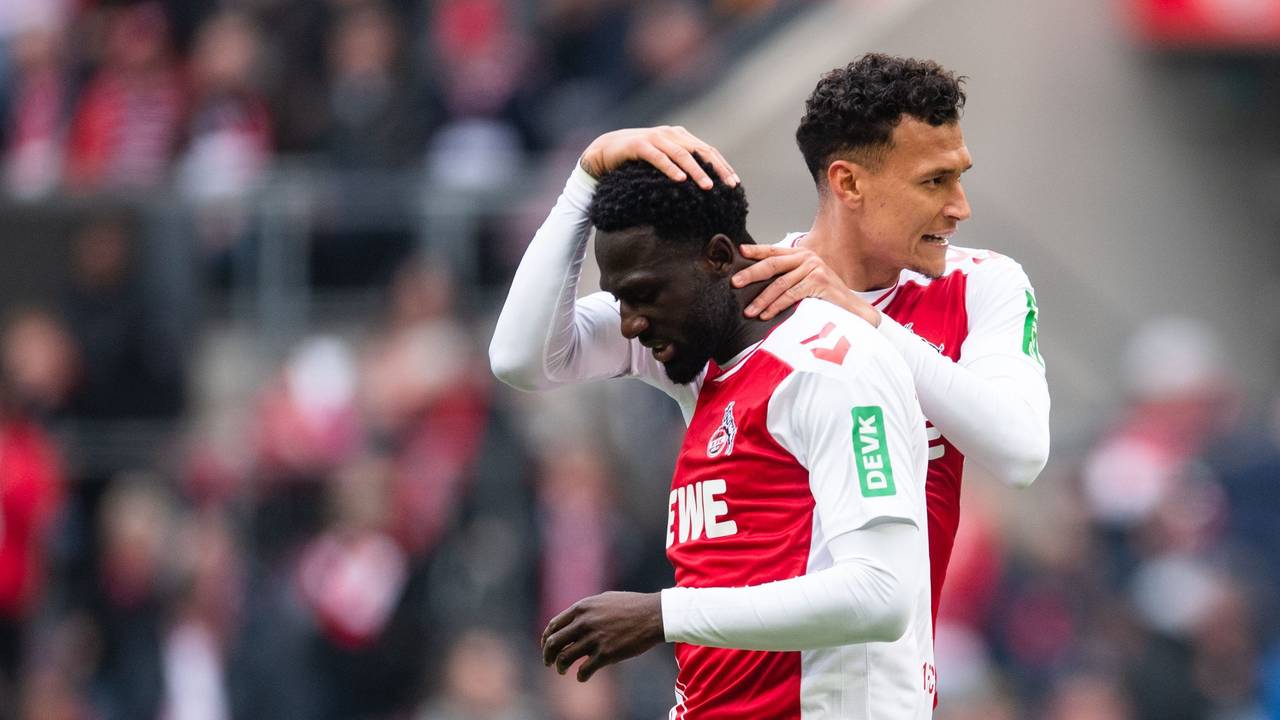 Davie Selke umarmt Kingsley Schindler beim Derby des 1. FC Köln gegen Borussia Mönchengladbach.