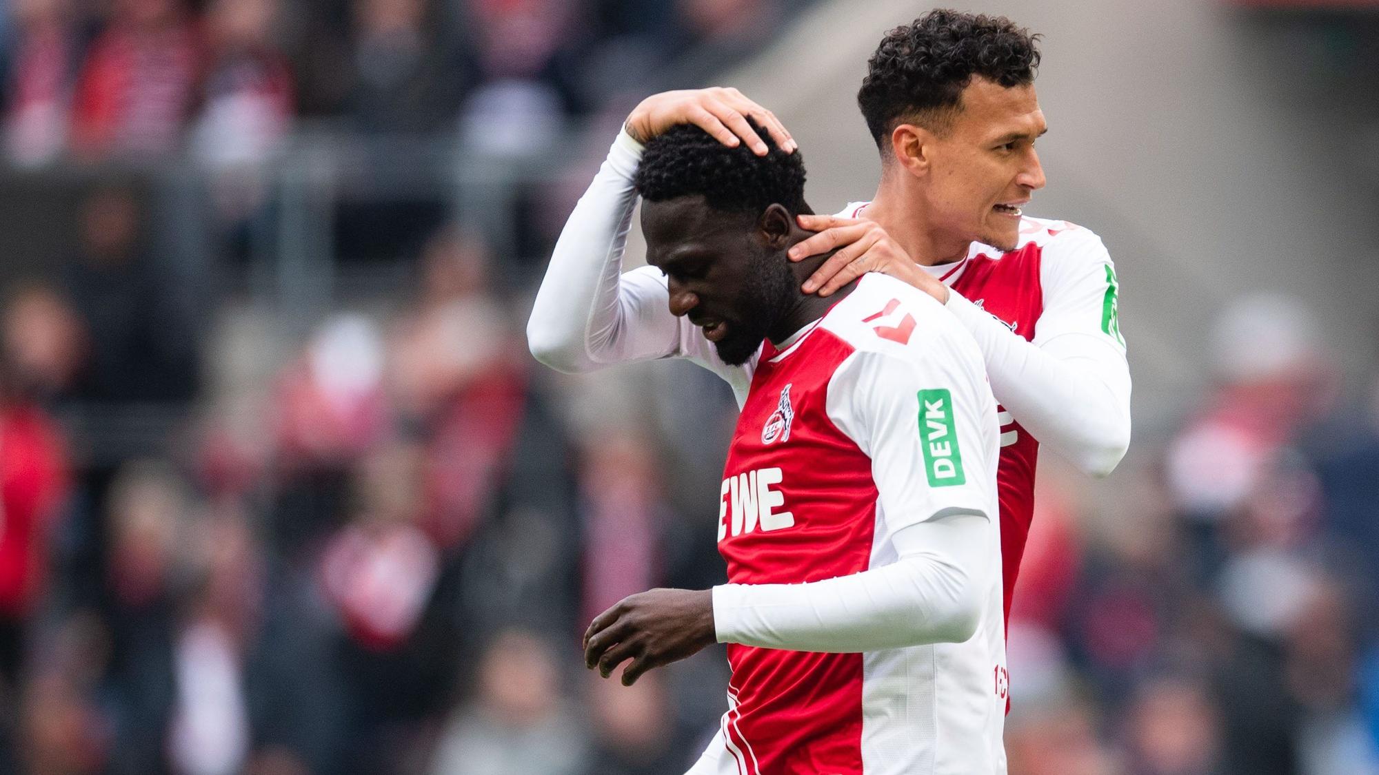 Davie Selke umarmt Kingsley Schindler beim Derby des 1. FC Köln gegen Borussia Mönchengladbach.