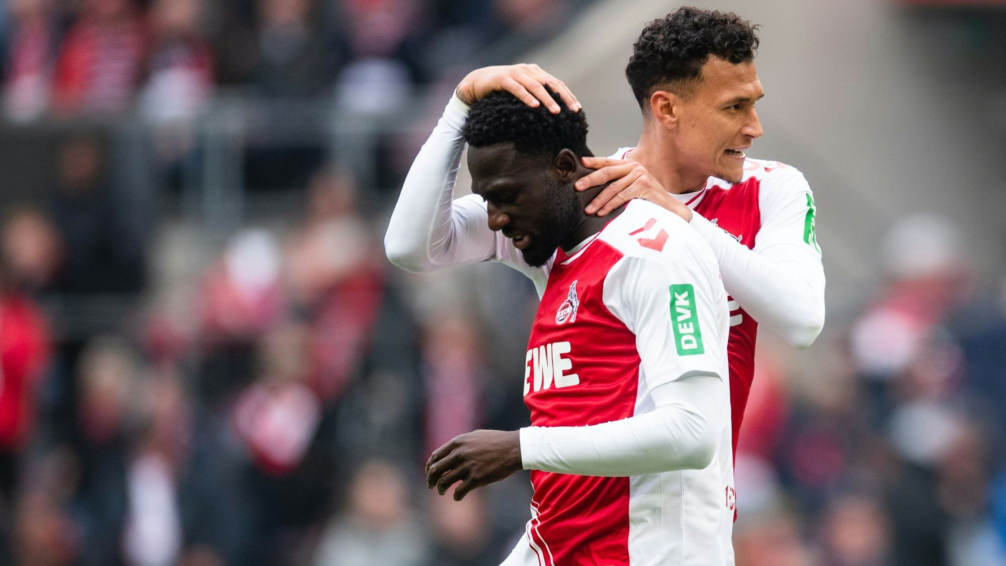 Davie Selke umarmt Kingsley Schindler beim Derby des 1. FC Köln gegen Borussia Mönchengladbach.
