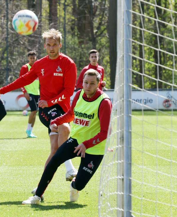 Sebastian Andersson feuert beim Training des 1. FC Köln einen Schuss ab.
