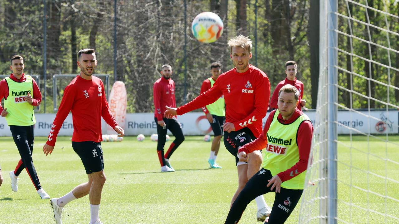 Sebastian Andersson feuert beim Training des 1. FC Köln einen Schuss ab.