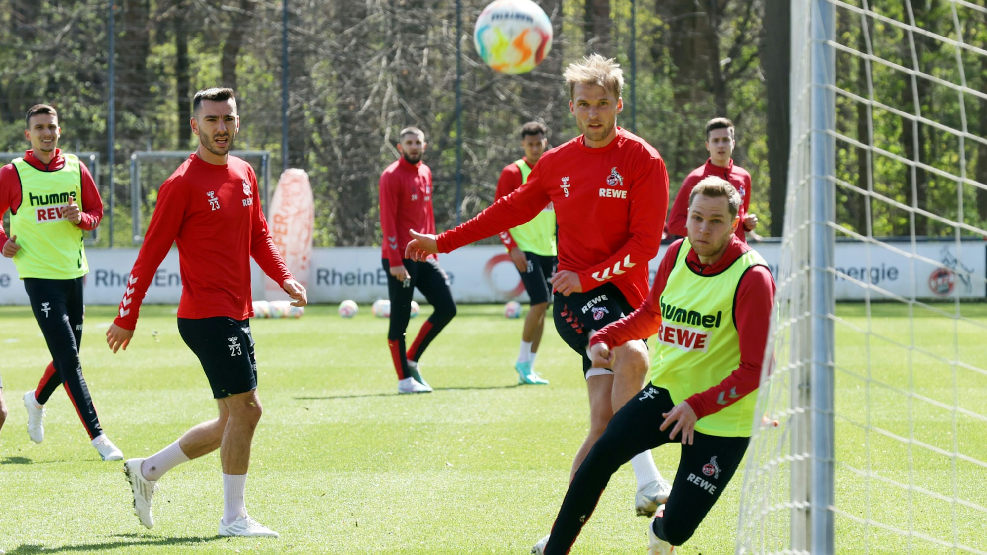 Sebastian Andersson feuert beim Training des 1. FC Köln einen Schuss ab.
