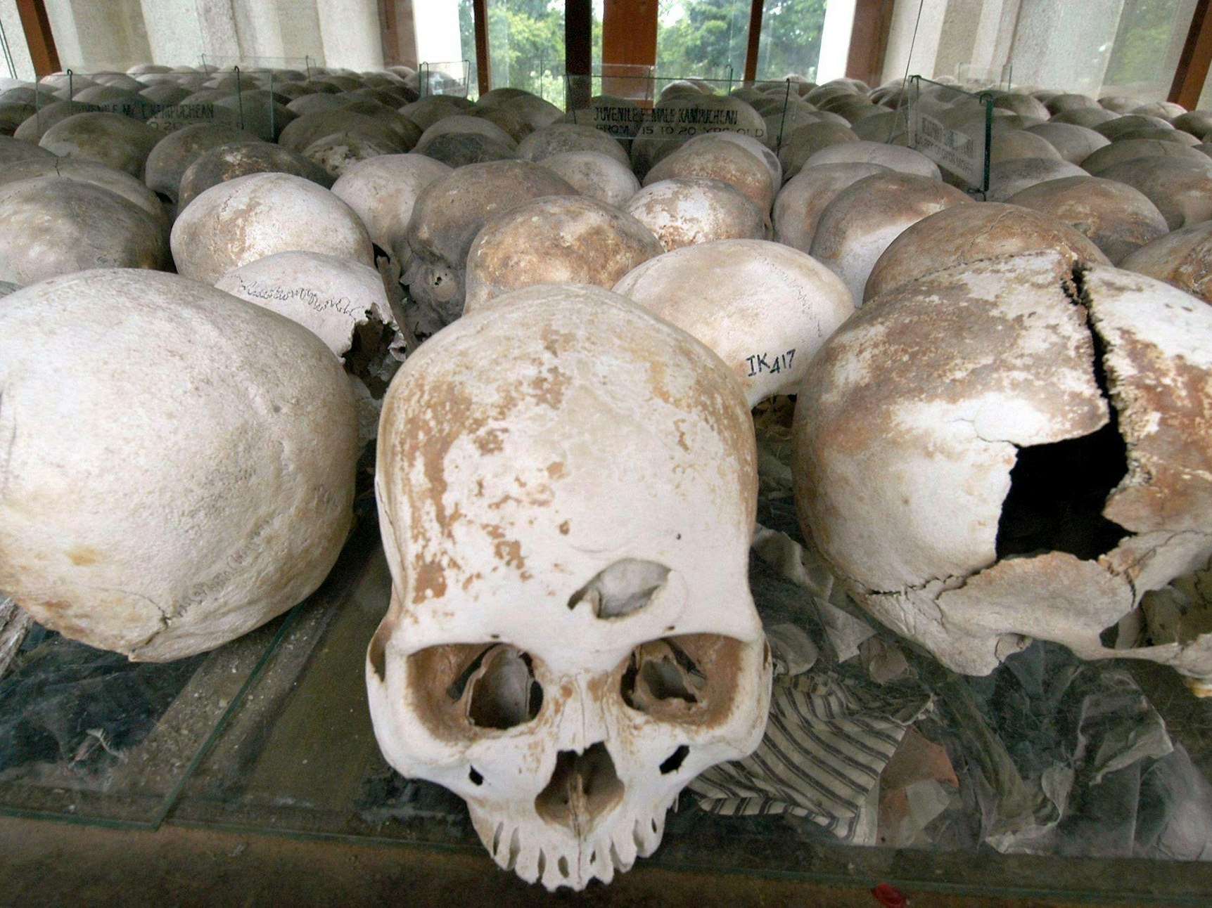 Aufgebahrte Totenschädel, hier im Juli 2003, liegen in einer Gedenkstupa in Kambodscha.