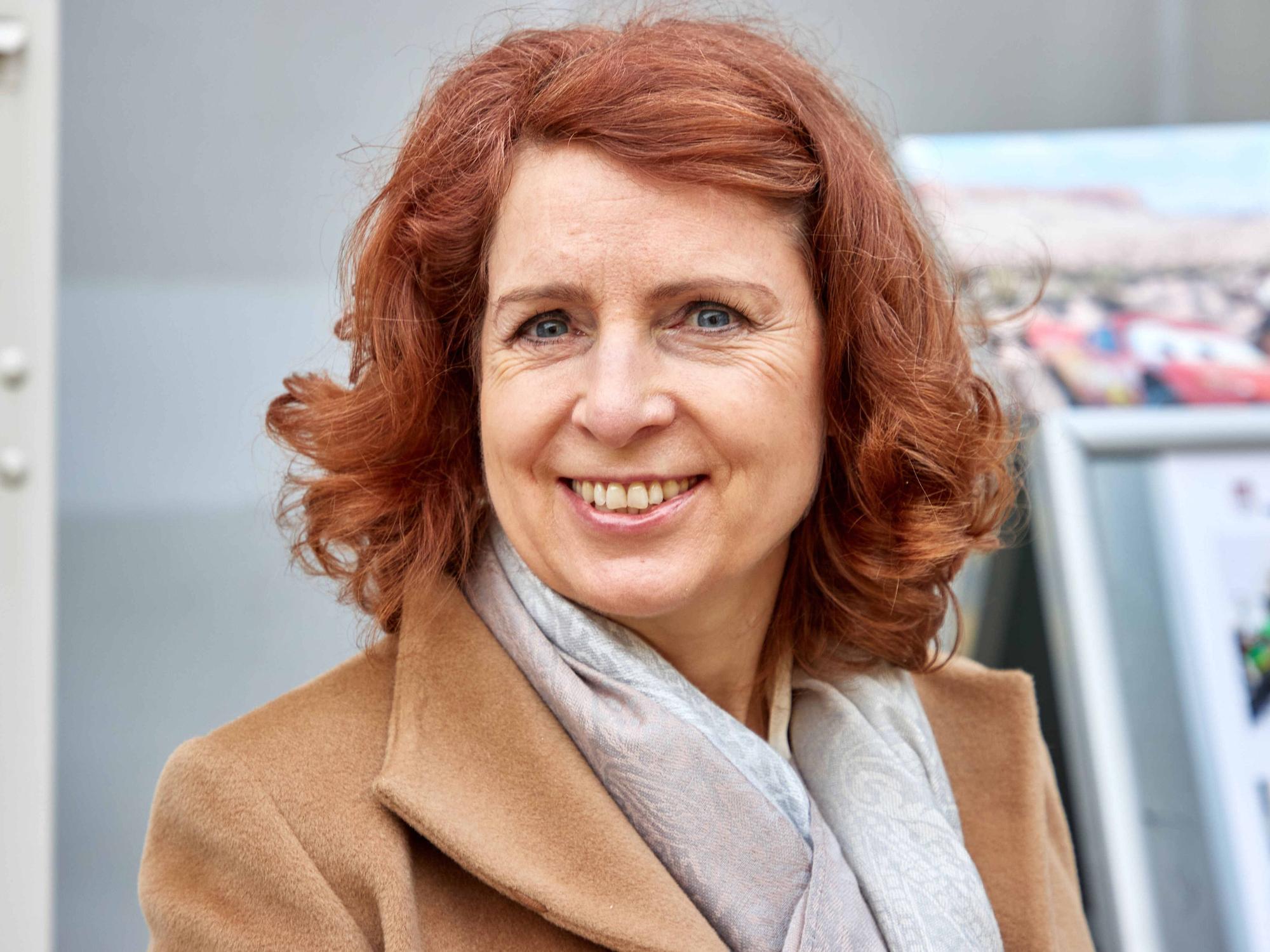 Monica Lierhaus lächelt in die Kamera.