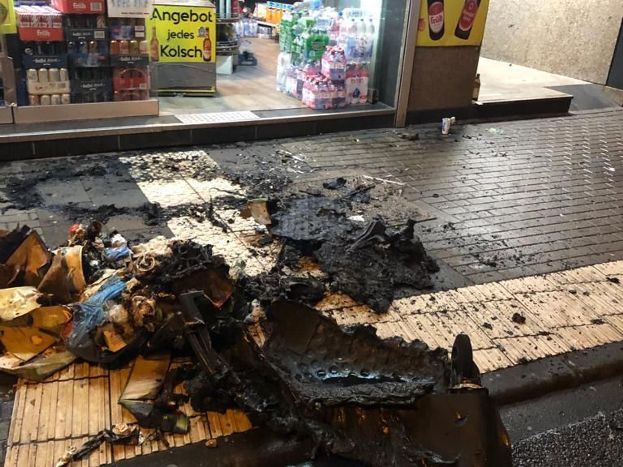 Verbranntes Plastik liegt am Straßenrand.