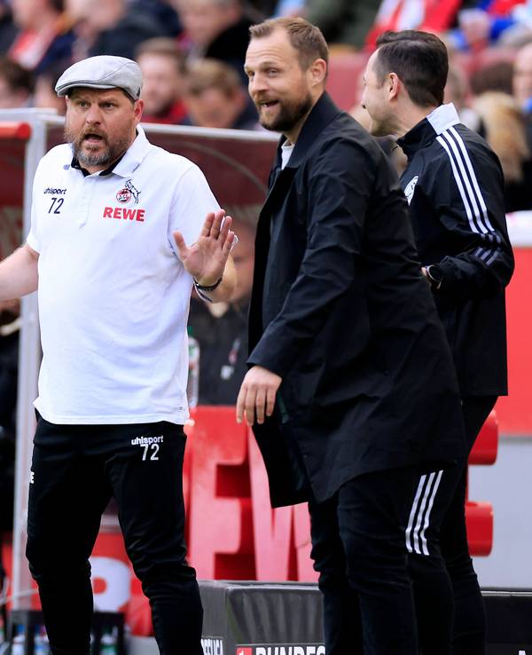 Steffen Baumgart und Bo Svensson sprechen an der Seitenlinie.