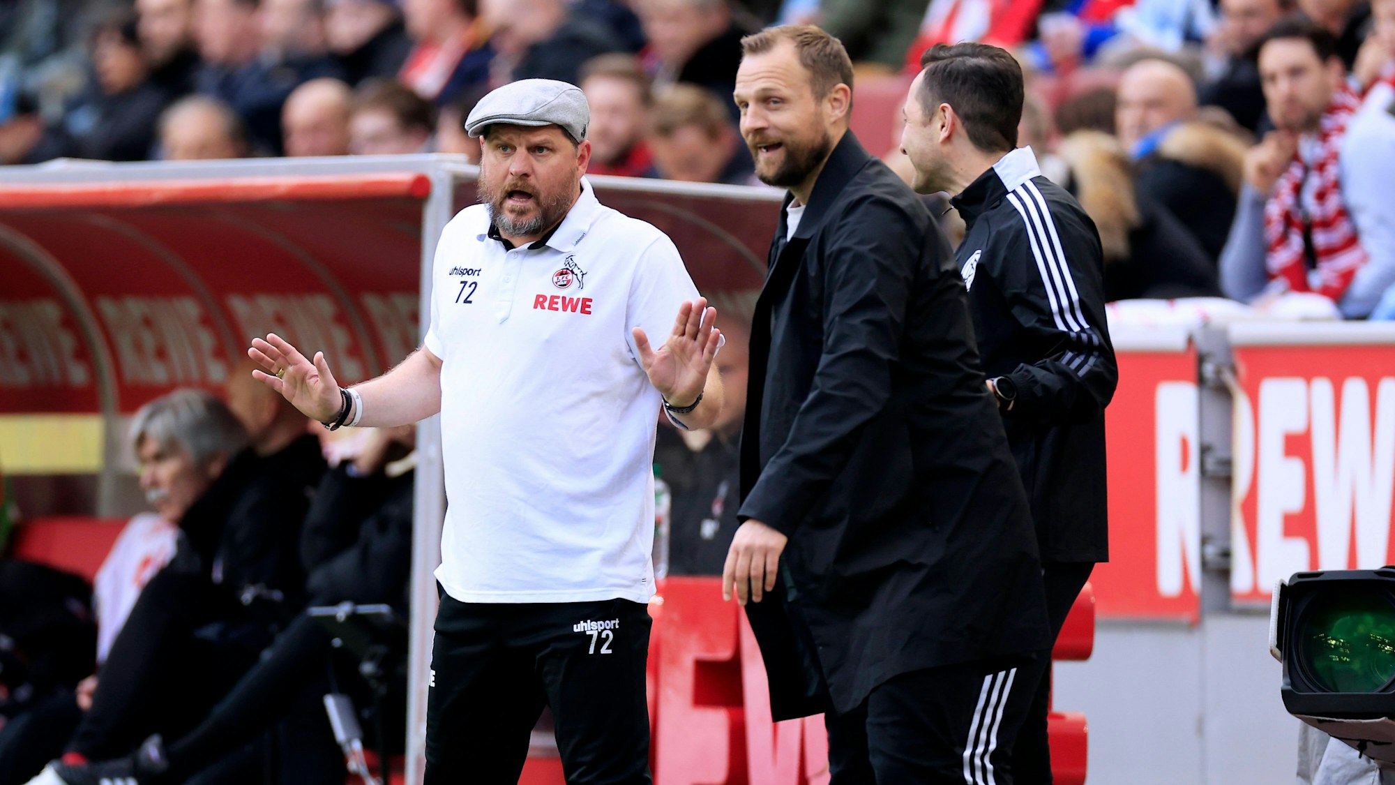 Steffen Baumgart und Bo Svensson sprechen an der Seitenlinie.