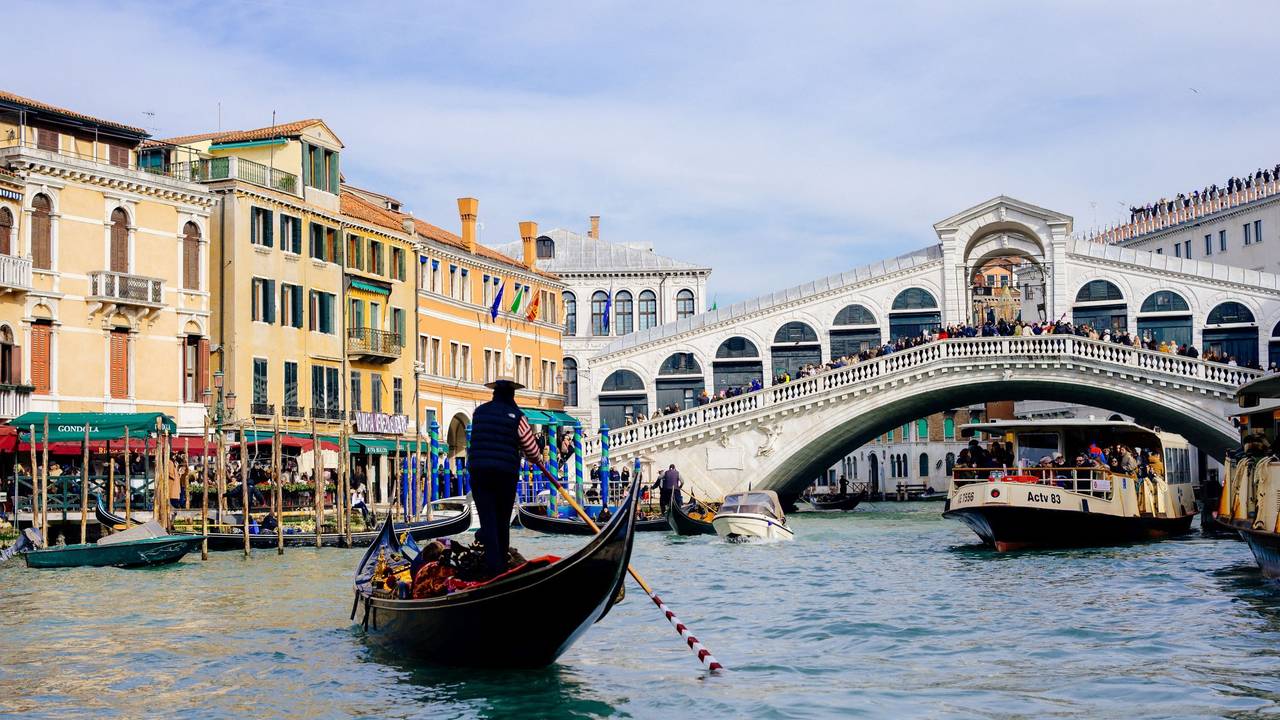 Die Stadt Venedig verbietet künftig von Reiseführern begleitete Touristengruppen mit mehr als 25 Menschen den Zutritt.