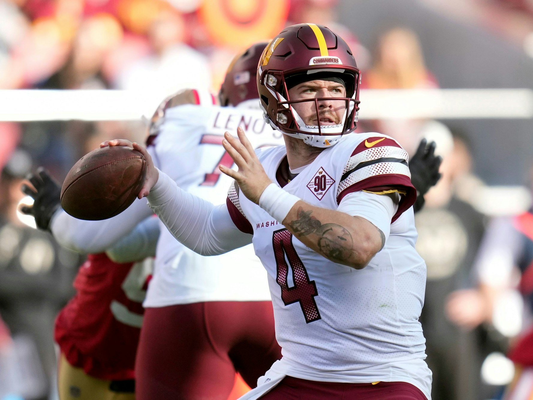 Quarterback Taylor Heinicke von den Washington Commanders wirft den Ball.