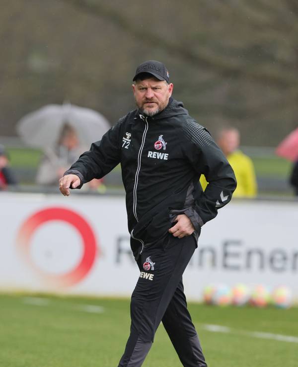Steffen Baumgart spricht beim Training des 1. FC Köln.