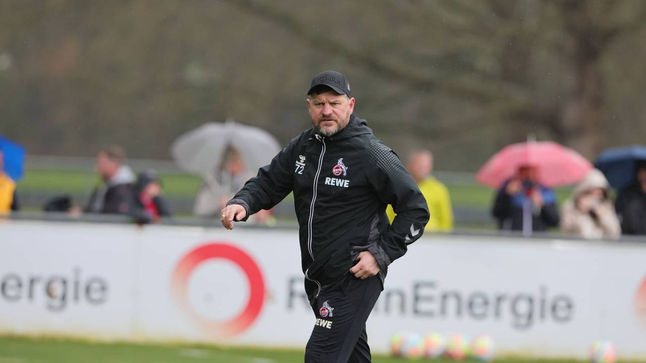 Steffen Baumgart spricht beim Training des 1. FC Köln.