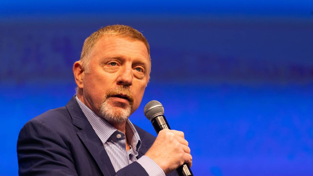Boris Becker hat ein Mikrofon in der Hand.