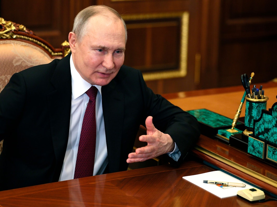 Der russische Präsident Wladimir Putin gestikuliert während eines Gesprächs mit Juri Borissow, dem Vorstandsvorsitzenden des staatlichen russischen Raumfahrtunternehmens „Roscosmos“.