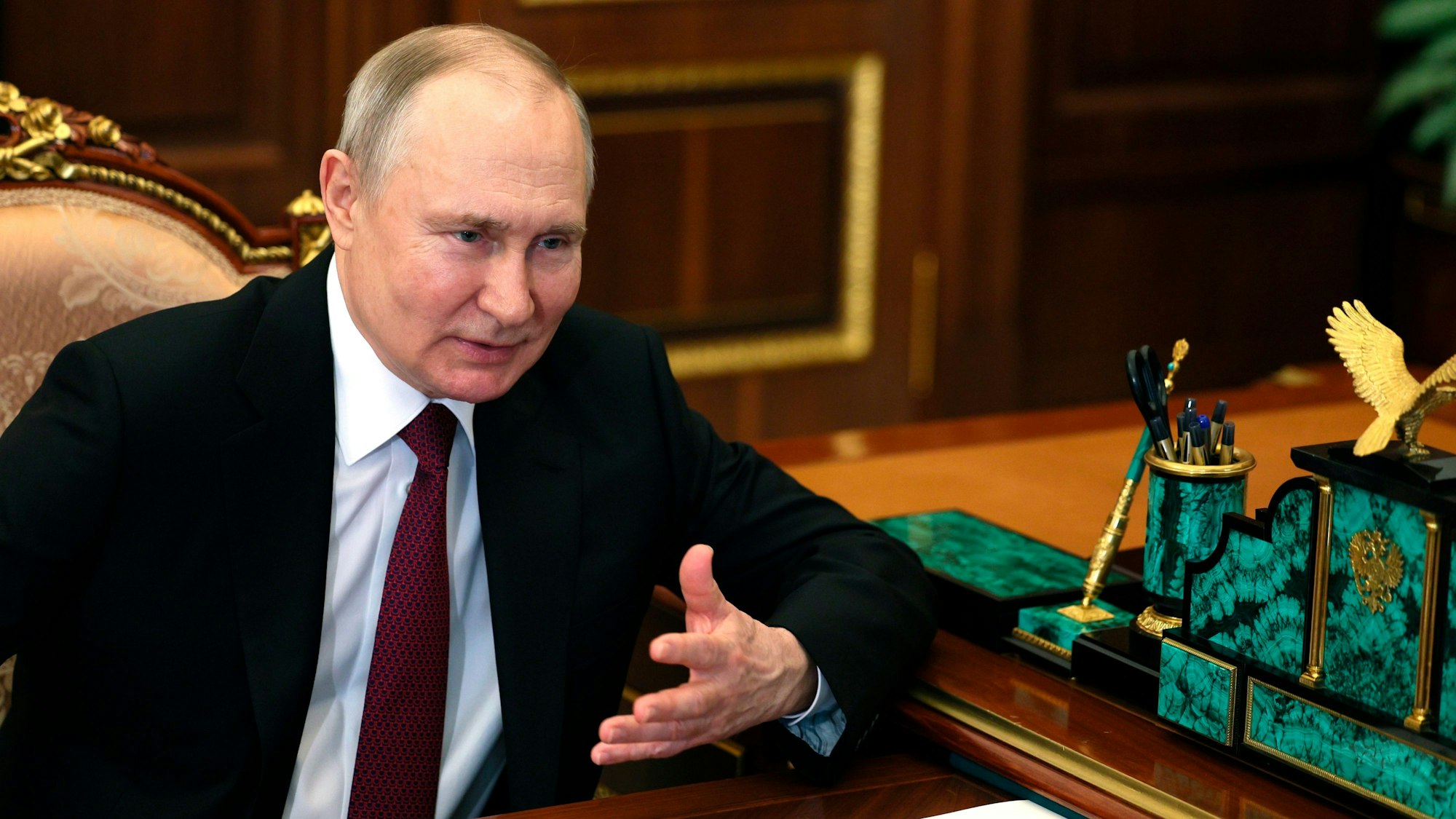 Der russische Präsident Wladimir Putin gestikuliert während eines Gesprächs mit Juri Borissow, dem Vorstandsvorsitzenden des staatlichen russischen Raumfahrtunternehmens „Roscosmos“.