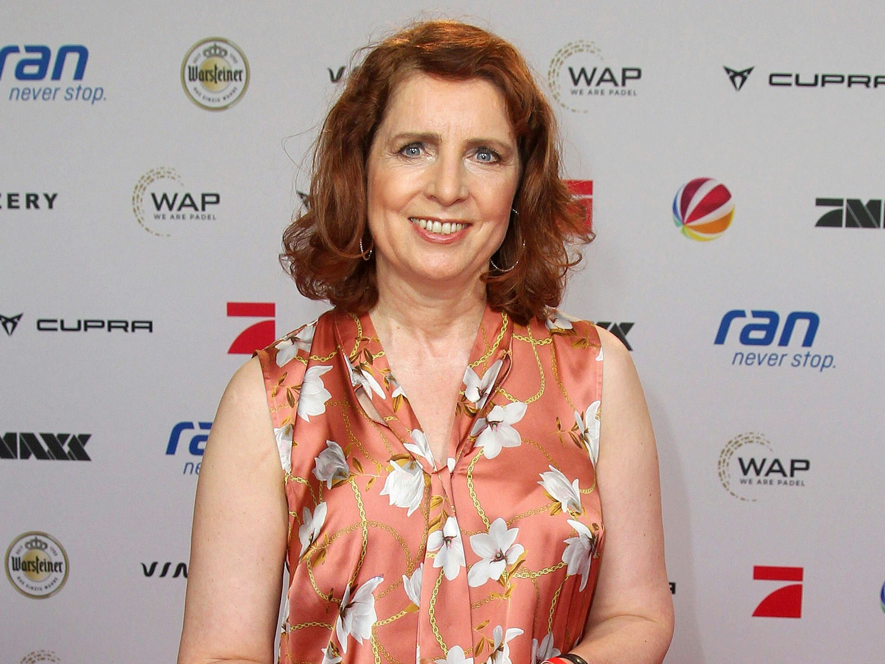 Monica Lierhaus lächelt bei einer Veranstaltung in die Kamera.