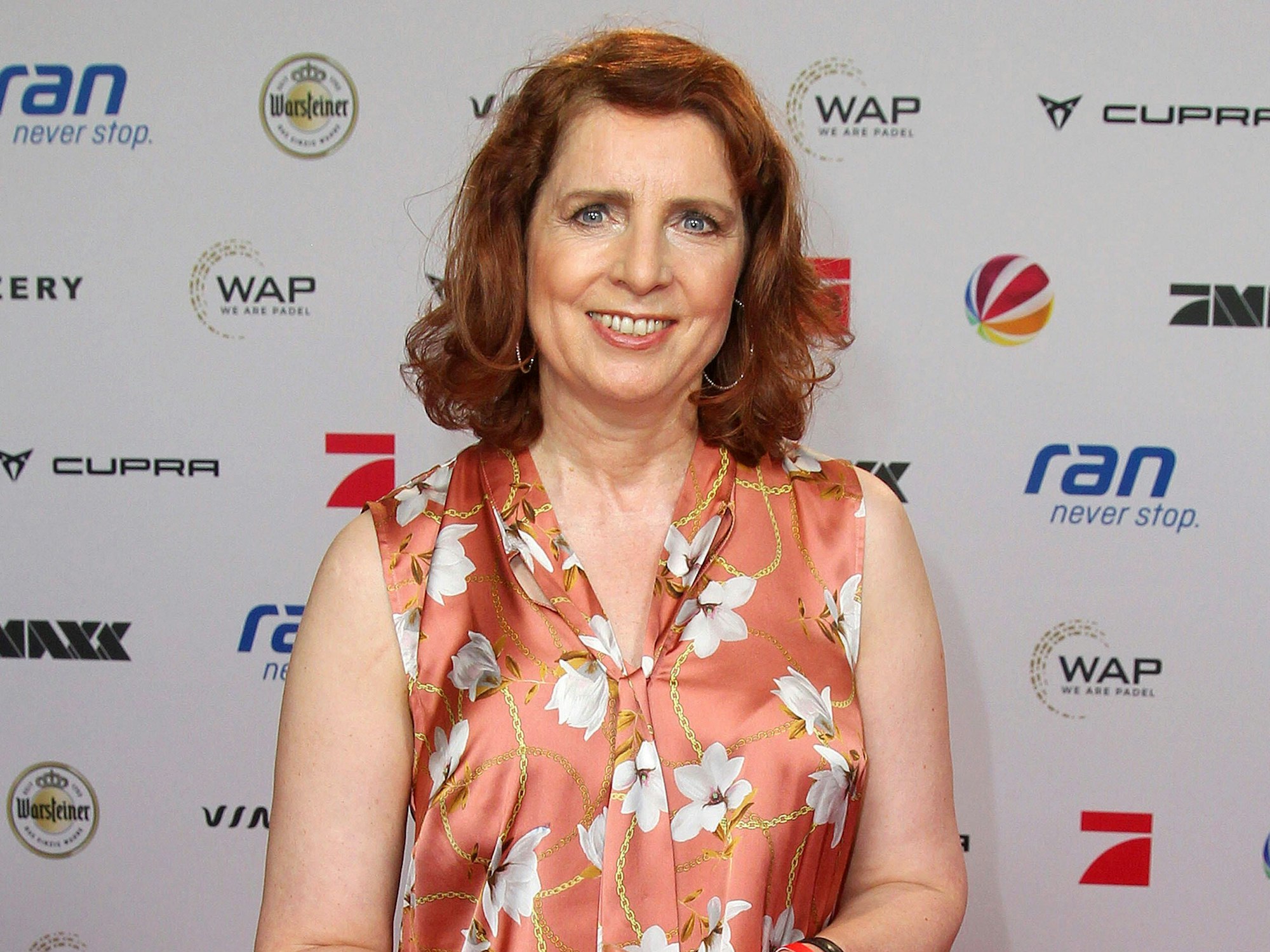 Monica Lierhaus lächelt bei einer Veranstaltung in die Kamera.