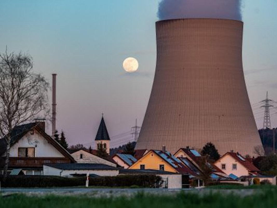 Wasserdampf steigt aus dem Kühlturm des Kernkraftwerks Isar 2 in Essenbach bei Landshut.