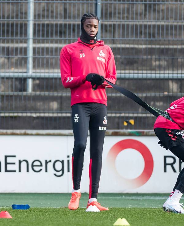 Elias Bakatukanda trainiert beim 1. FC Köln mit Justin Diehl.