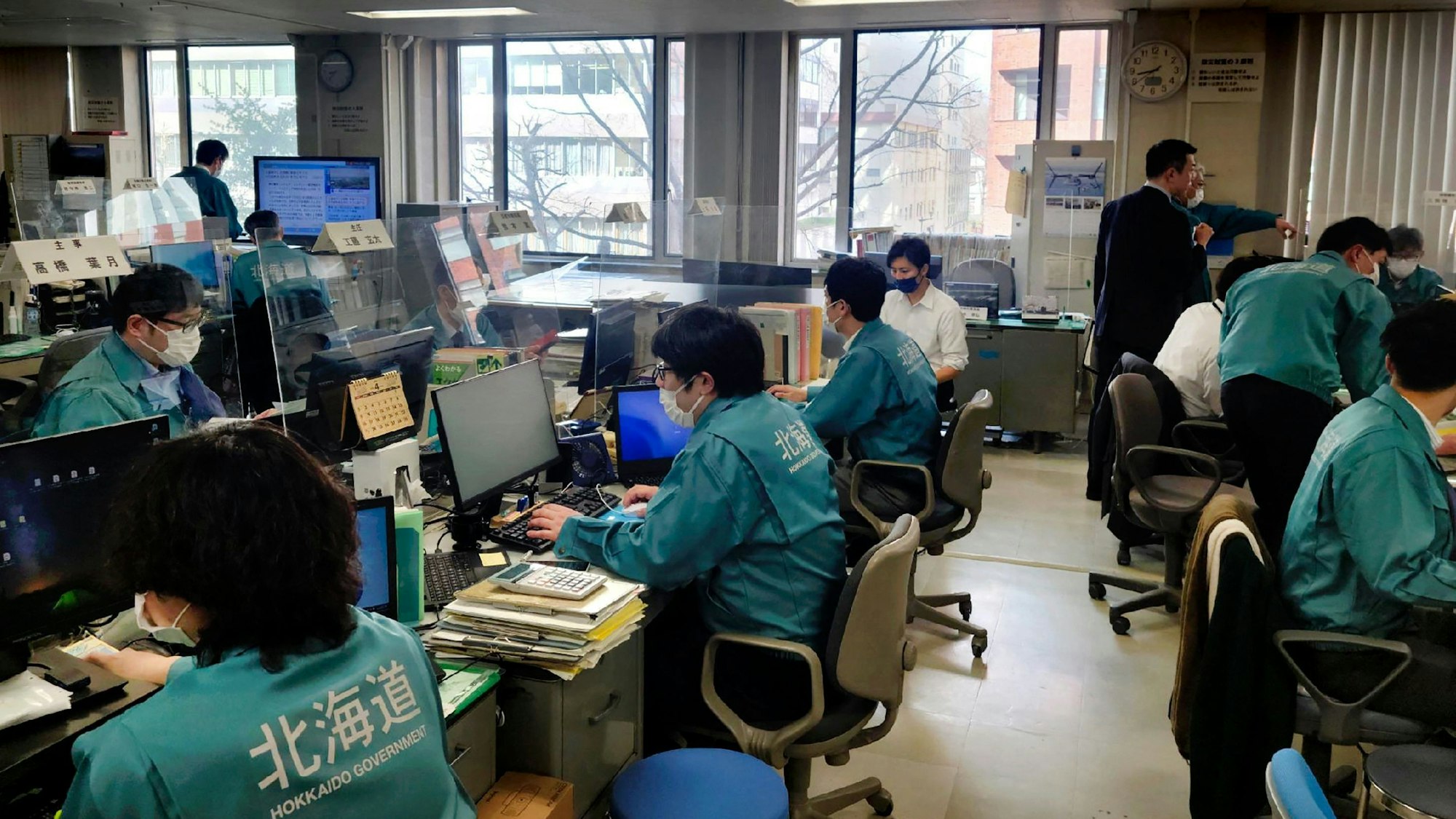 Beamte der Regierung von Hokkaido versammeln sich am 13. April 2023 in Sapporo (Präfektur Hokkaido), um Informationen über eine Warnung des japanischen Notfallalarmsystems zu sammeln.