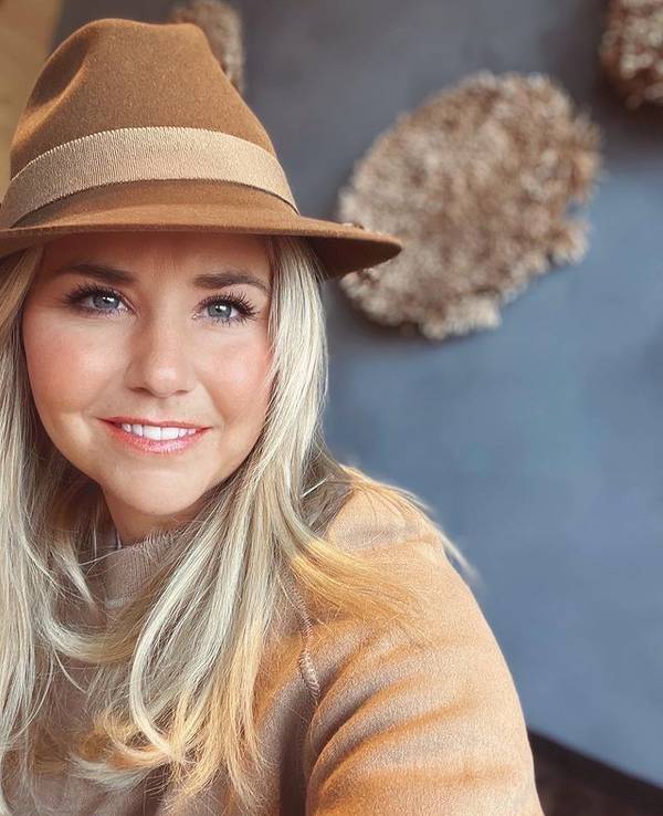 Beatrice Egli lächelt in die Kamera.