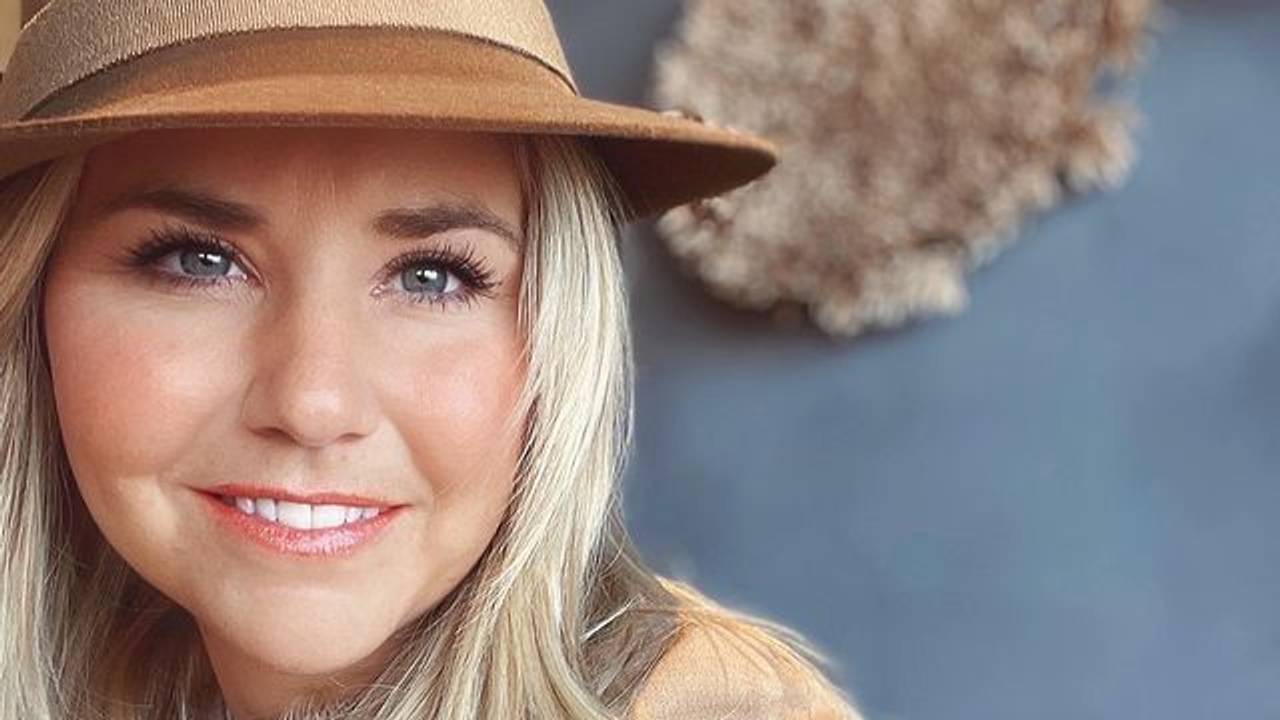 Beatrice Egli lächelt in die Kamera.