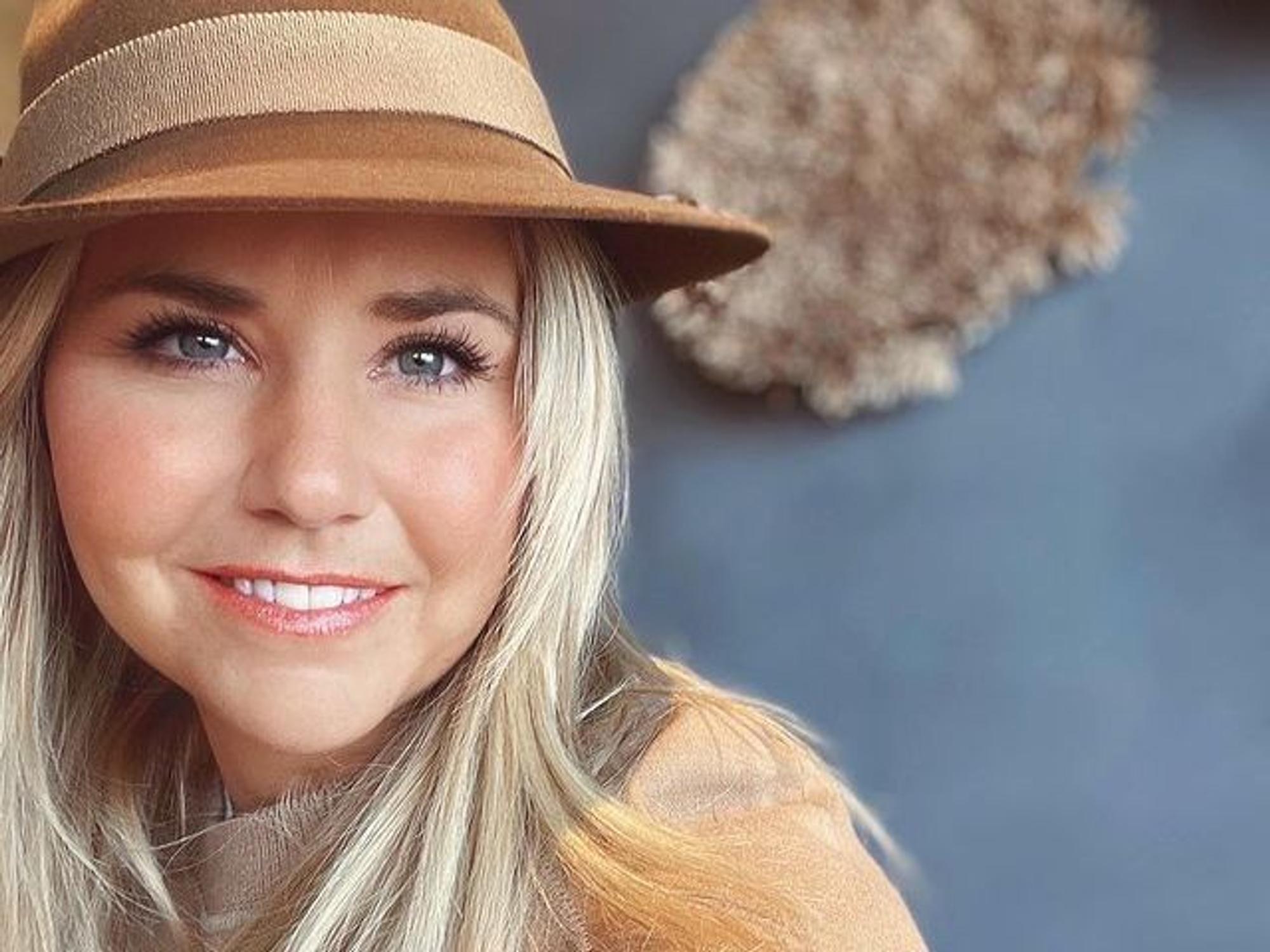 Beatrice Egli lächelt in die Kamera.