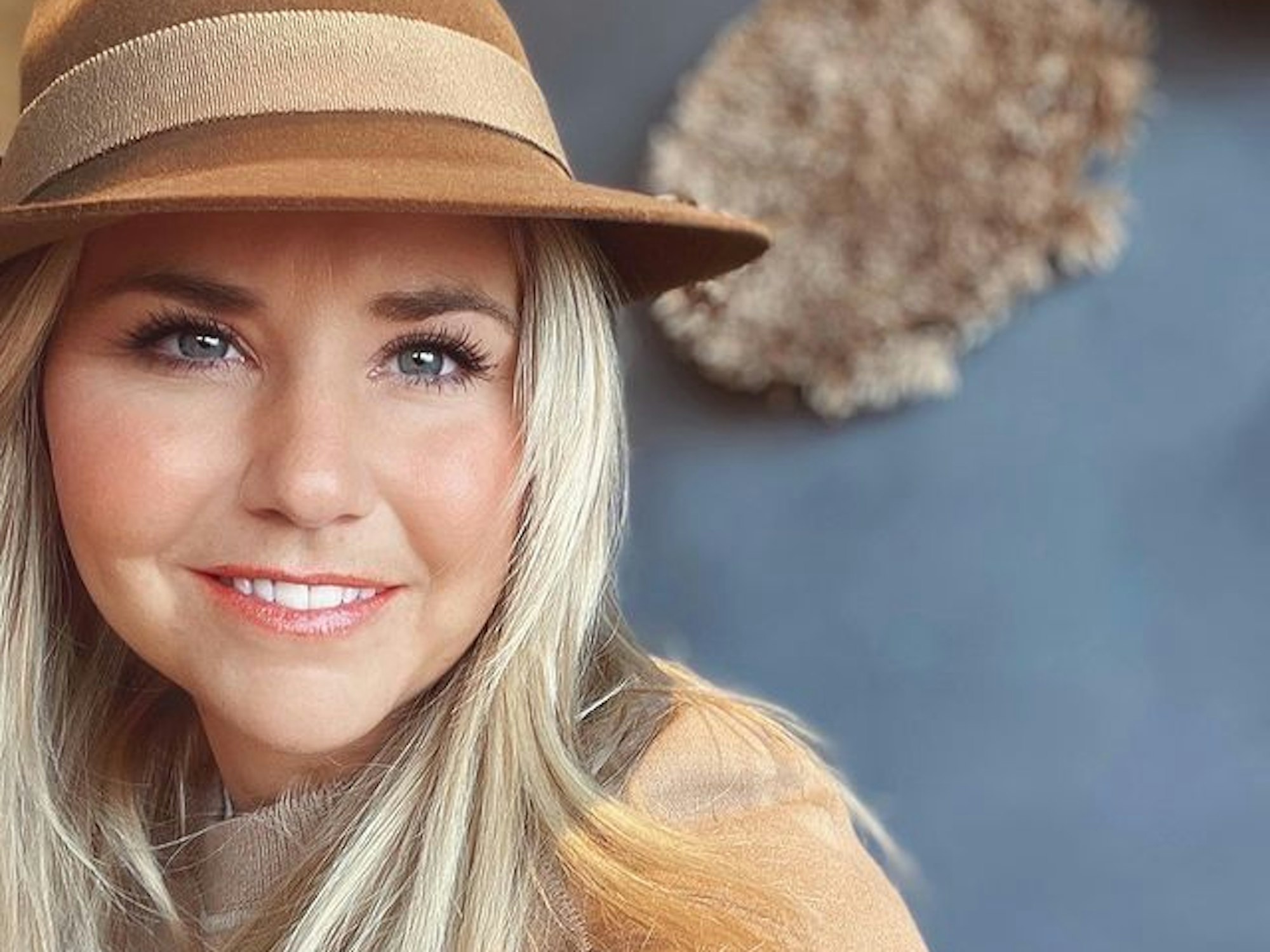 Beatrice Egli lächelt in die Kamera.