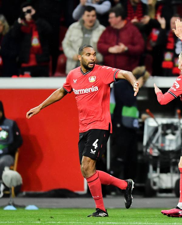 Bayer Leverkusens Florian Wirtz jubelt nach seinem Treffer zum 1:1 mit Jonathan Tah.