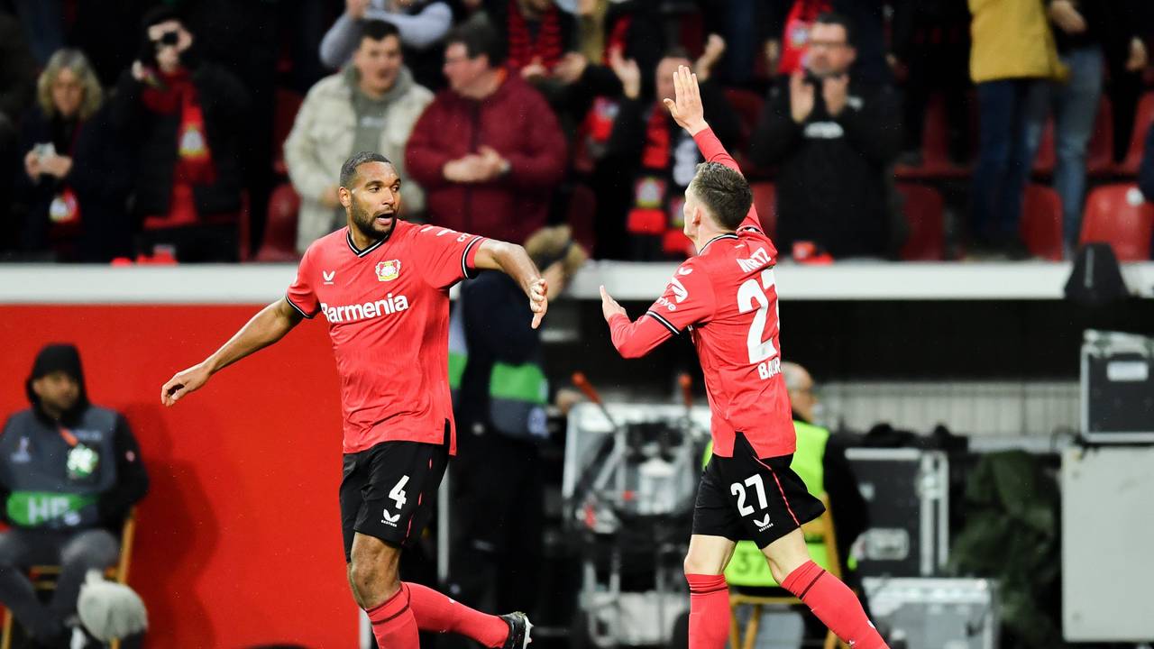 Bayer Leverkusens Florian Wirtz jubelt nach seinem Treffer zum 1:1 mit Jonathan Tah.