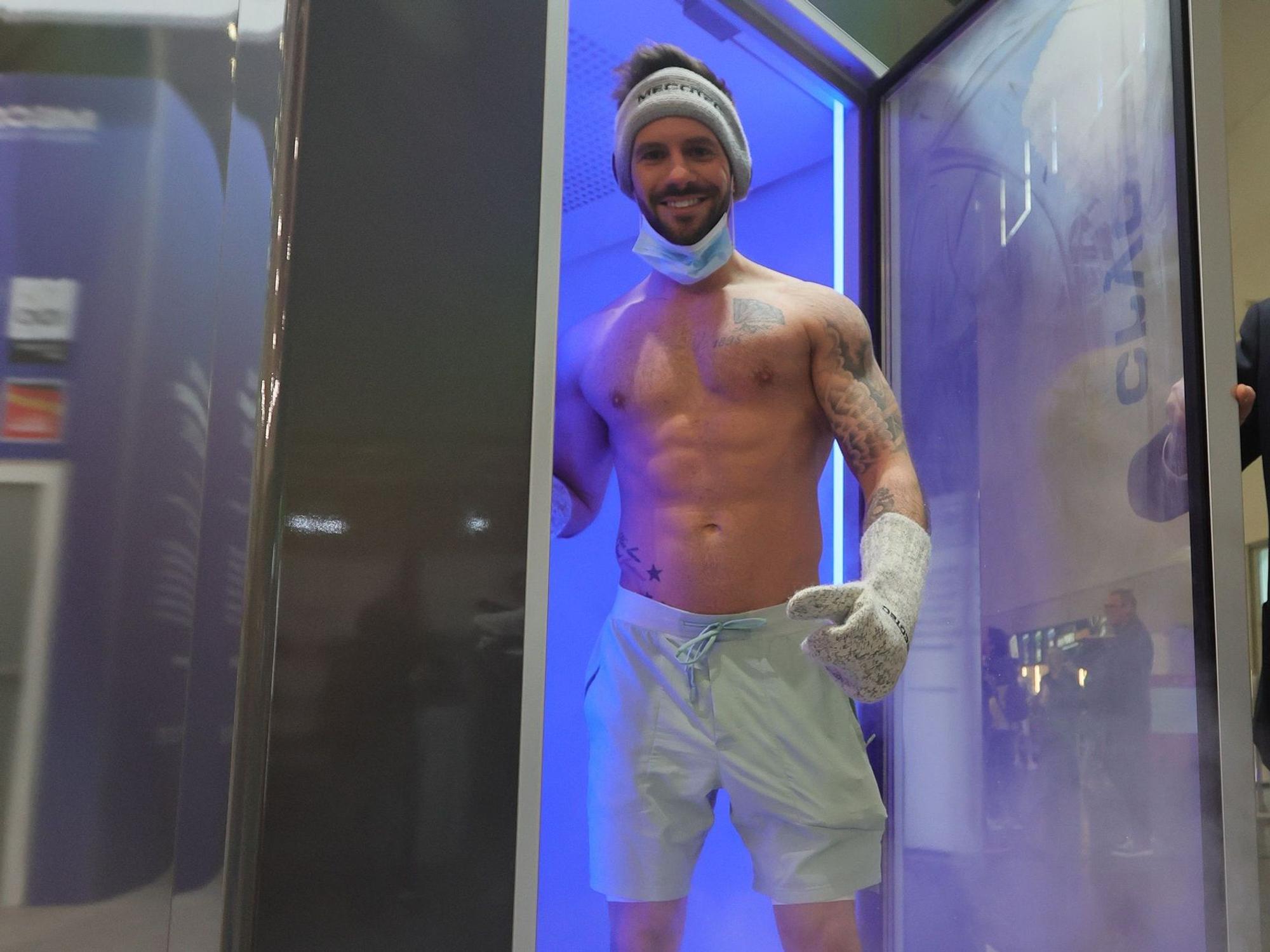 Personal Trainer Mnauel Gajus kommt aus der Kältekammer.