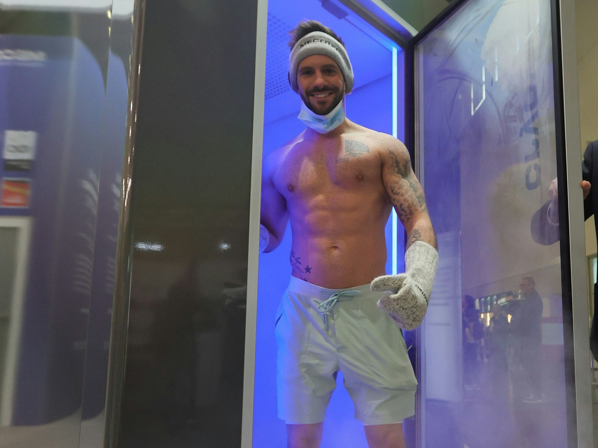 Personal Trainer Mnauel Gajus kommt aus der Kältekammer.