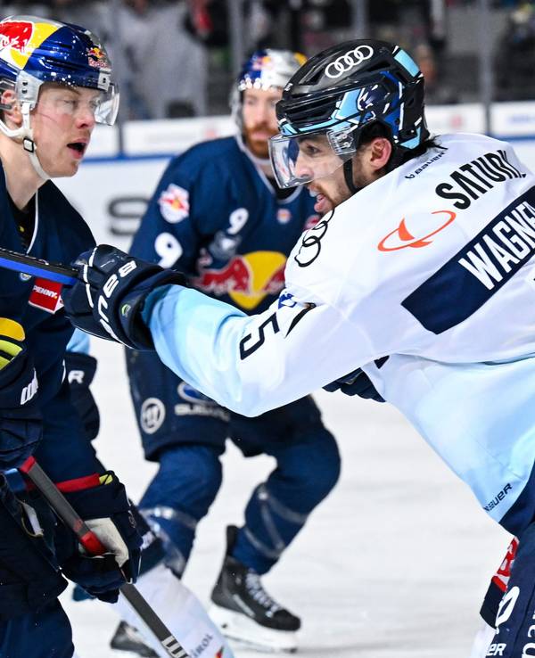 Filip Varejcka (l) von München und Fabio Wagner von Ingolstadt kämpfen um den Puck.